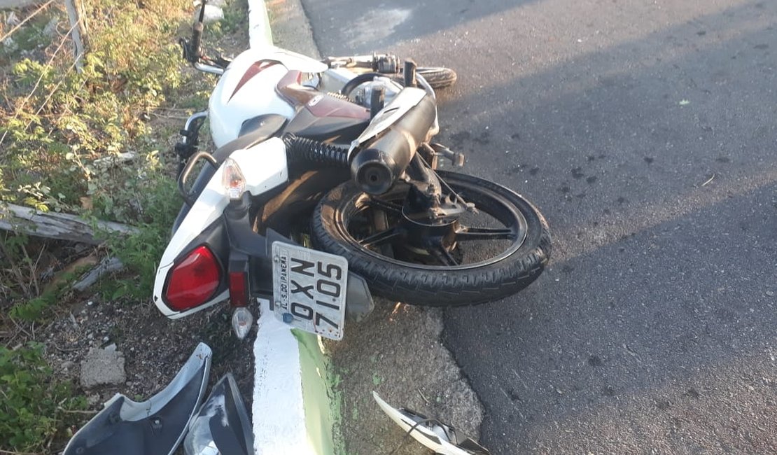 Jovem de 26 anos morre ao colidir moto em estaca na AL-130