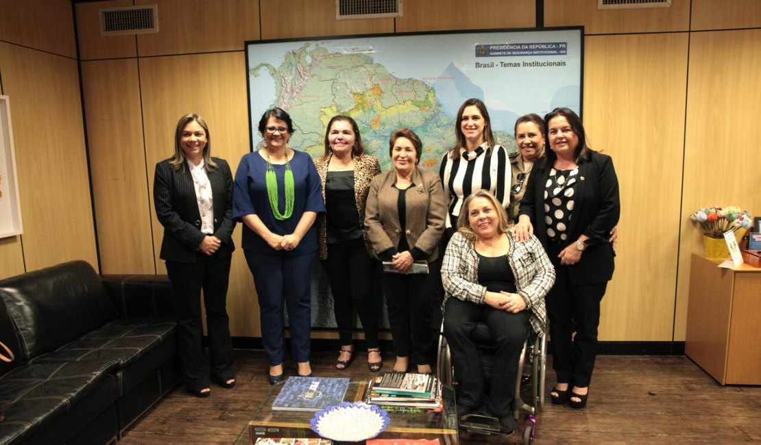 Deputadas se reúnem com Damares Alves para pedir apoio a Casa da Mulher Alagoana