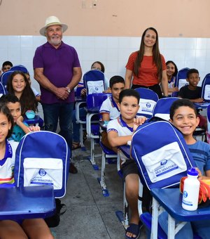 Prefeitura de São Sebastião inicia entrega de 7.600 mochilas aos estudantes da rede municipal