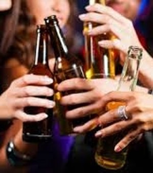 Metade dos alunos do 9º ano já experimentou álcool, segundo o IBGE