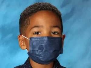 Garoto se recusa a tirar máscara até para foto da escola e ganha R$ 195 mil