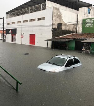 Chove mais de 145mm em João Pessoa e ruas ficam alagadas; veja os trechos
