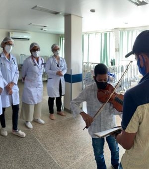 Após se recuperar de infecção rara, garoto toca violino para agradecer a equipe pediátrica do HGE