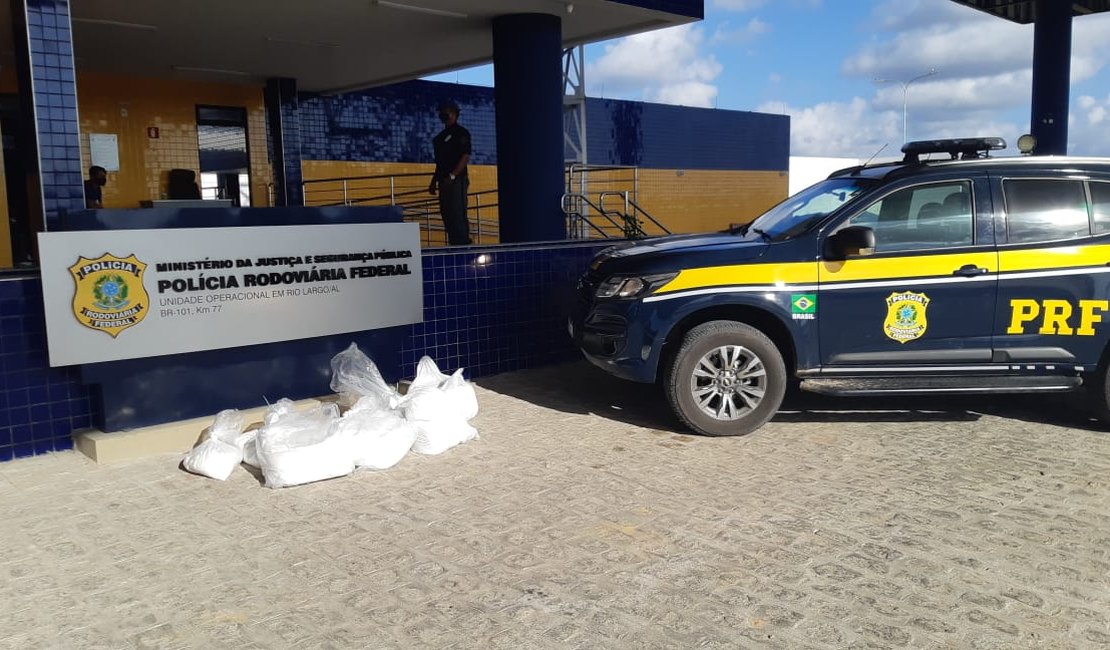 [Vídeo] Mais de 100 kg de cocaína são apreendidos com passageiro de ônibus em Rio Largo