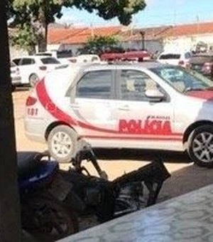 Dupla rouba motocicleta próximo a um colégio e foge sentido oposto, em Arapiraca