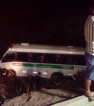  Ônibus cai em ribanceira e deixa seis pessoas feridas