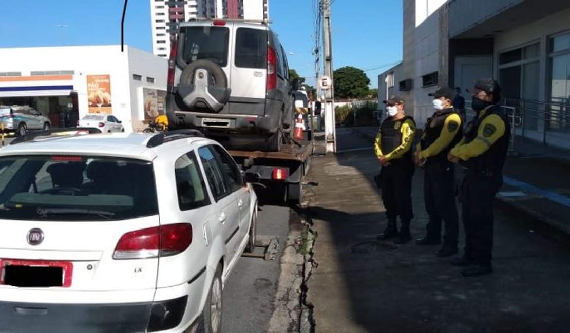 Fiscalização autua e remove veículos de transporte clandestino