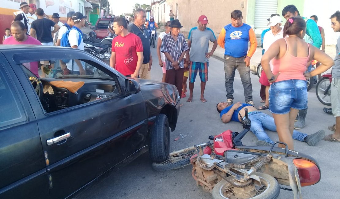 Colisão entre carro e moto deixa vítima ferida no bairro Canafístula