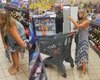 Mulher tira calcinha para usá-la como máscara
