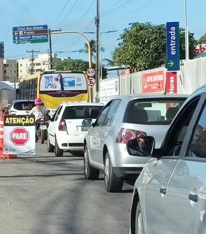 Prefeitura de Maceió notifica empresa por caos causado no trânsito da Avenida Gustavo Paiva