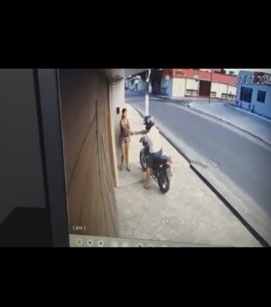 De capacete, motociclista armado assalta mulher na porta de residência e leva celular