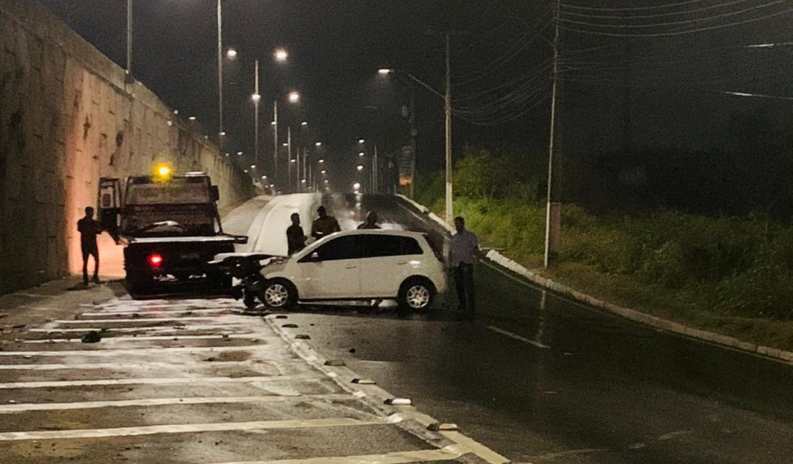 Motorista perde o controle do veículo e colide contra ponte Divaldo Suruagy