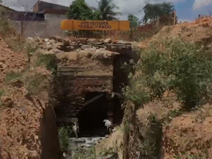 [Vídeo] Cratera tem causado medo a moradores do bairro Arnon de Melo