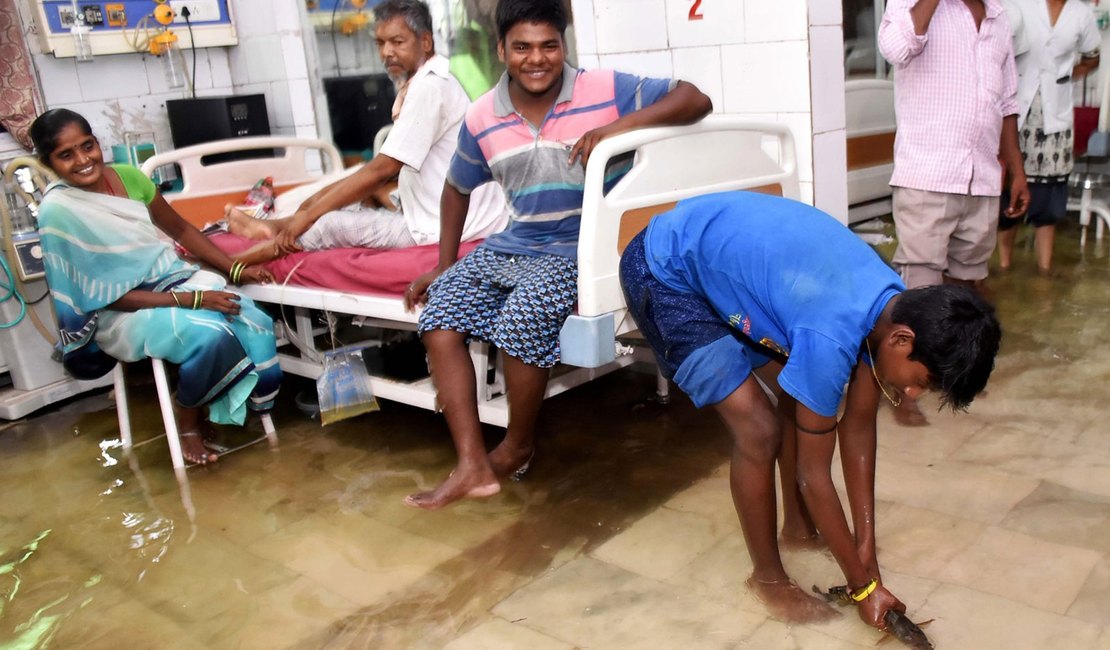 Na Índia, inundações levam peixes aos corredores de um hospital