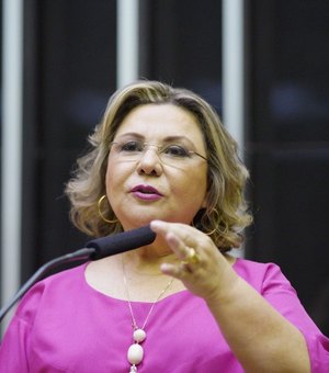 Tereza Nelma votou a favor em homenagear plenário II da câmara com nome de Ceci Cunha