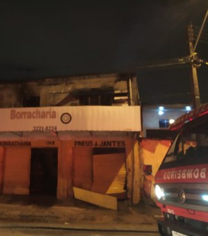Borracharia pega fogo no bairro do Poço