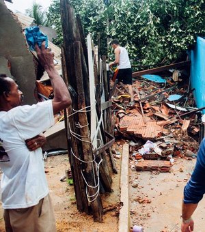 Sem medo de chuva, JHC acompanha cidades atingidas e articula ajuda de Brasília