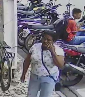 [Vídeo] Mulher aproveita distração de cliente e rouba celular dentro de bolsa em loja de Arapiraca