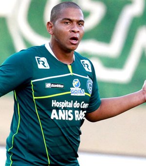 Após agridir goleiro do Goiás com cotovelada, atacante Walter é afastado do clube