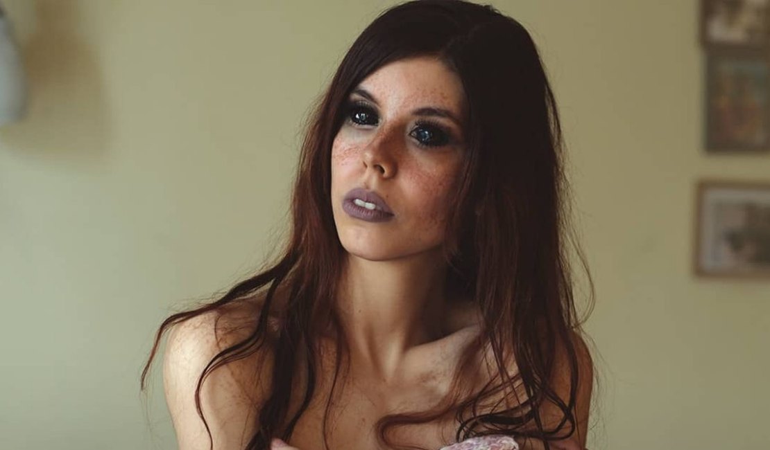 Modelo que ficou cega após tatuar os olhos processa tatuador