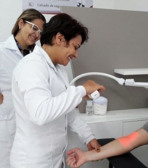 Em Arapiraca, laboratório surpreende pacientes com aparelho que localiza veias