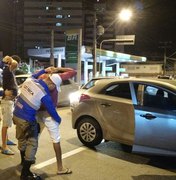 Mototaxista é preso com arma durante revista da Lei Seca