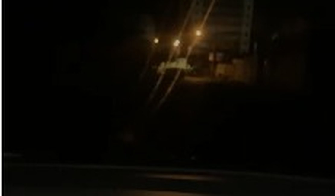 [Vídeo] Moradores se queixam de falta de iluminação em rua do Pinheiro