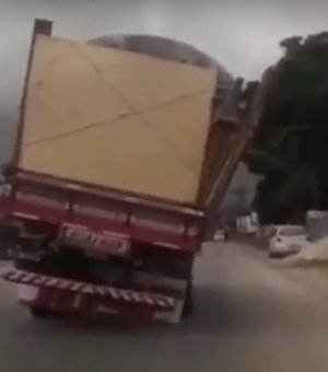 [Vídeo] Caminhão sobrecarregado pende durante trajeto na AL-110 e assusta motoristas