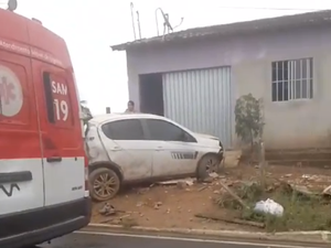 Motorista perde controle da direção do veículo, bate em poste e invade residência em Arapiraca