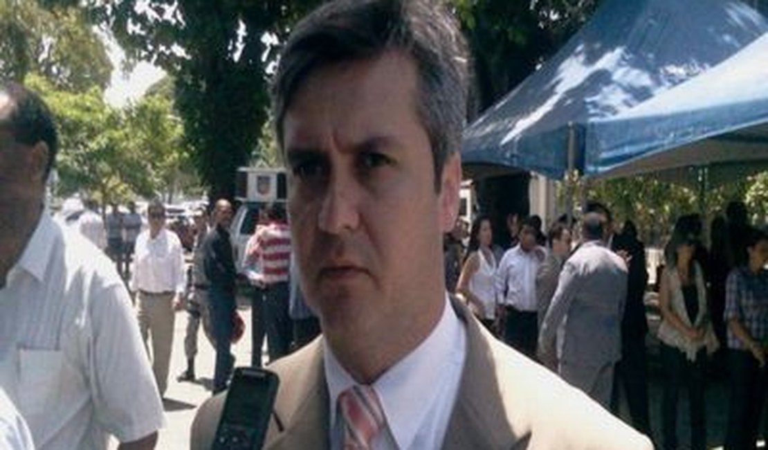 [Vídeo] Corpo do delegado José Edson chega a Maceió para sepultamento