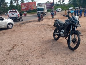 [Vídeo] Motociclista fica ferido após colidir contra caminhão que fazia conversão irregular em Arapiraca