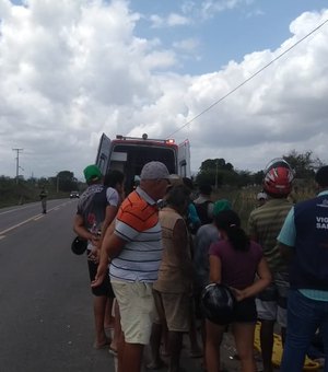 Colisão envolvendo moto e carro deixa dois feridos na BR 316, em Cacimbinhas