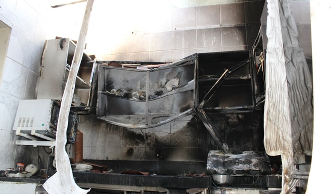 Moradora esquece fogão ligado e casa fica parcialmente destruída com incêndio