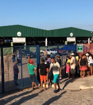 [Vídeo] Consumidores fazem fila em frente ao Mercado Público de Coruripe