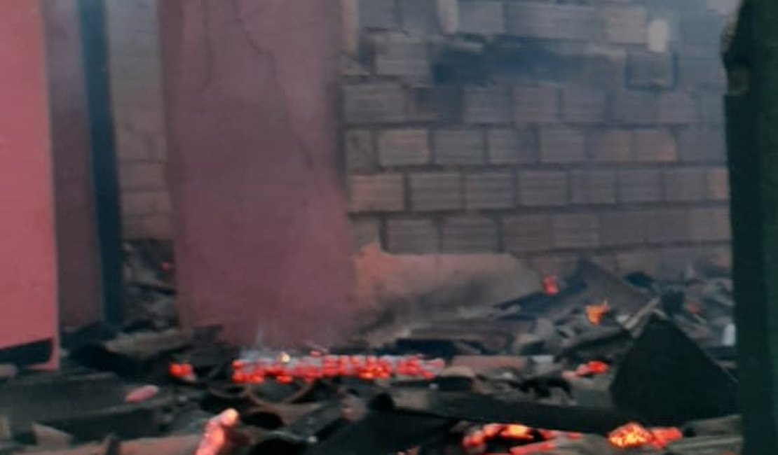 Neto coloca fogo na casa da avó em Girau do Ponciano