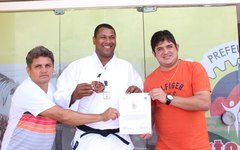 Rafael Araúo (centro) celebra resultado na Secretaria de Esporte