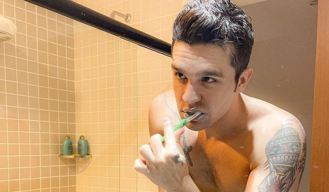 Luan Santana posa sem camisa enquanto escova os dentes, e fãs vão à loucura: 'Maravilhoso'