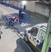 [Vídeo] Câmeras flagram criminoso furtando motocicleta em frente a escola de música