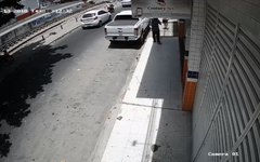 Câmeras de segurança flagram assalto em loja
