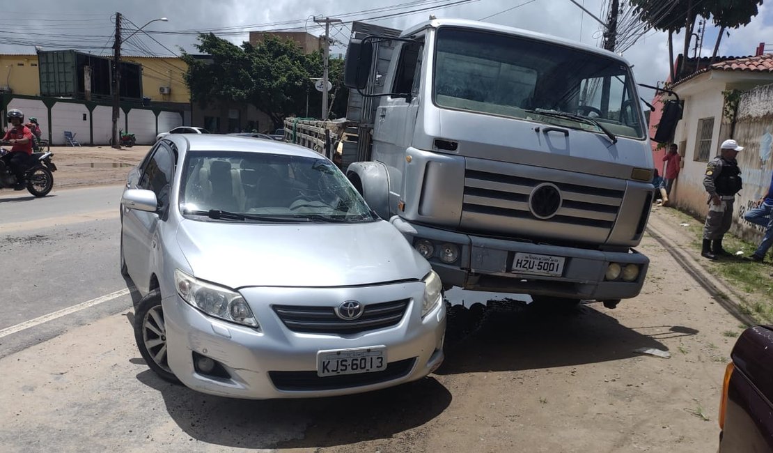 Colisão entre caminhão e carro deixa idoso ferido em Maragogi