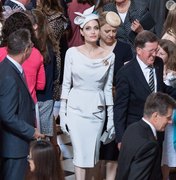 Vestido acinturado e chapéu casquete: a elegância de Angelina Jolie em Londres