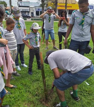 Escoteiros plantam árvores em comemoração ao Dia do Meio Ambiente