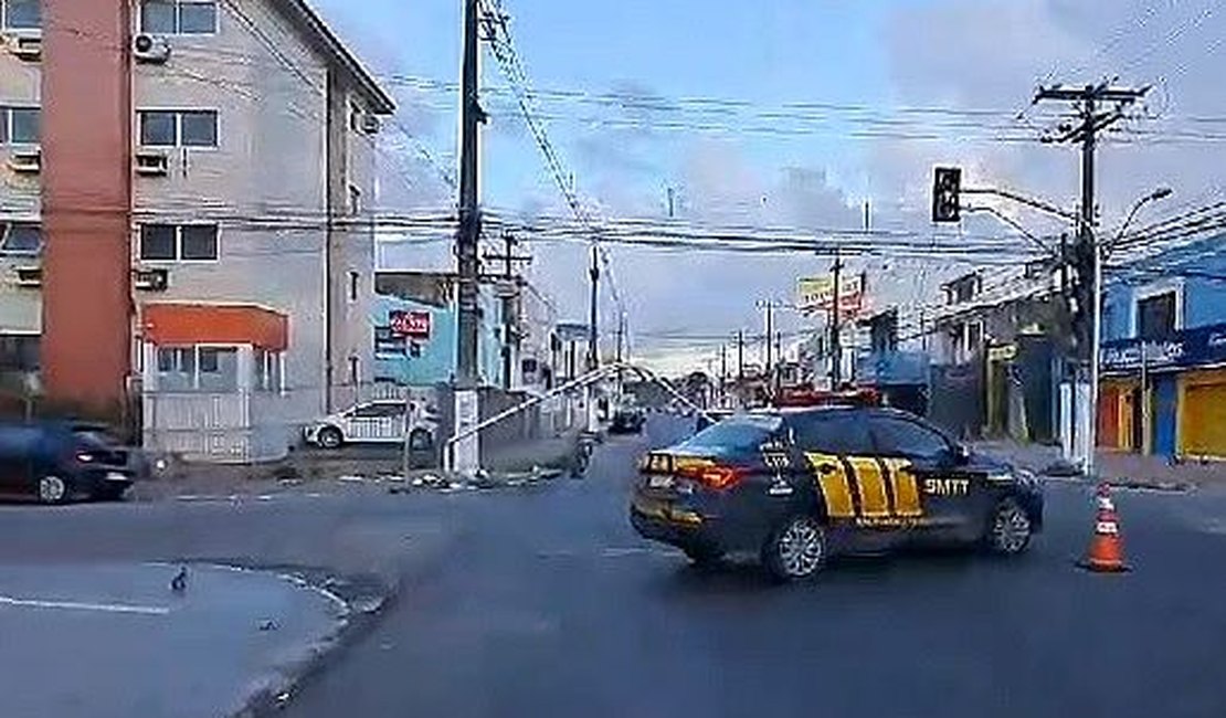 Carro colide, derruba semáforo e deixa três feridos na Jatiúca