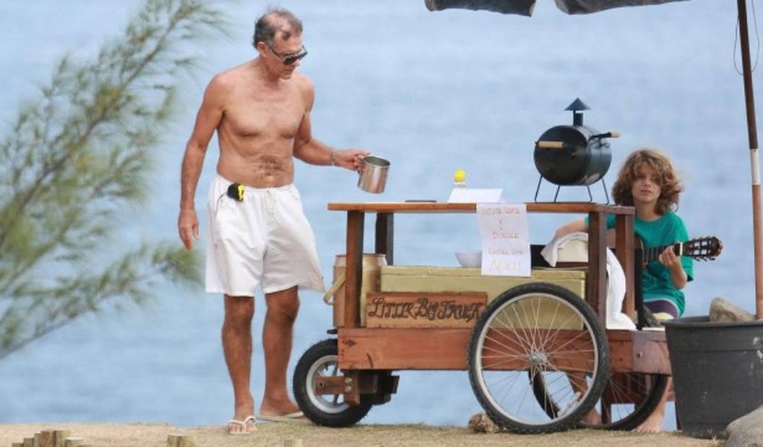 Galã nos anos 80, Mário Gomes agora vende sanduíche na praia