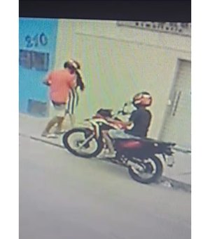 [Vídeo] Criminosos em moto assaltam mulher em Arapiraca