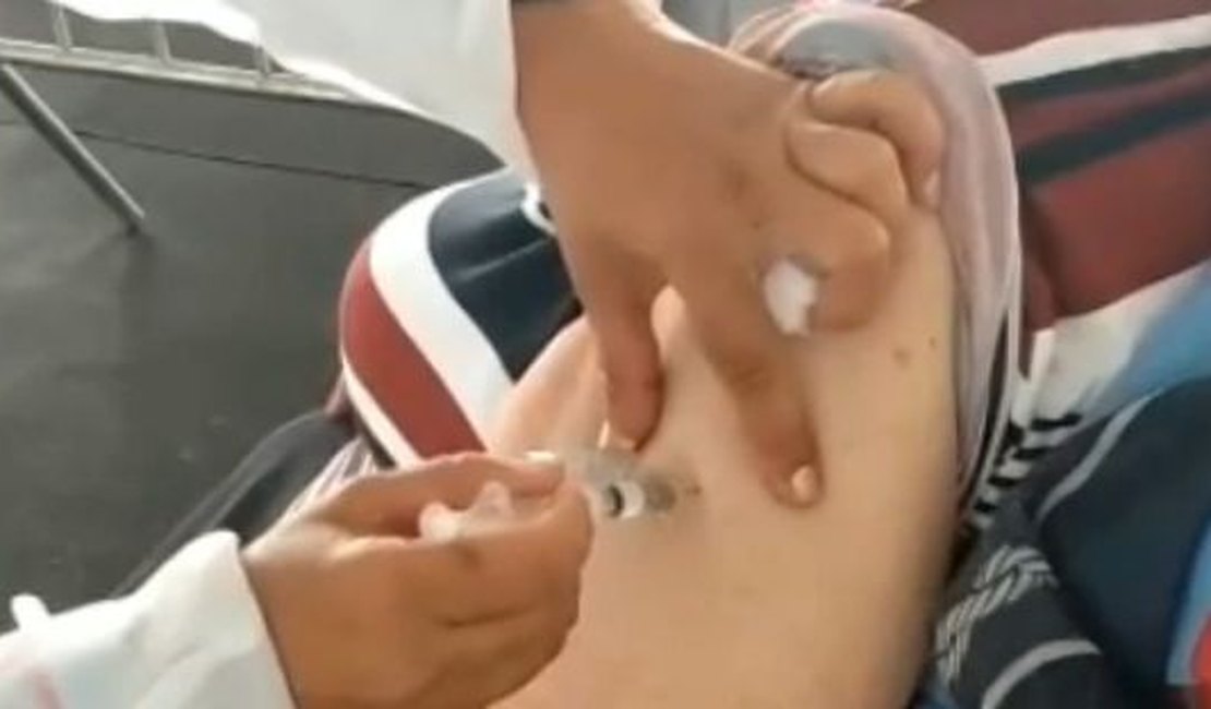 Técnica de enfermagem diz à polícia que se distraiu ao vacinar idosa em Maceió