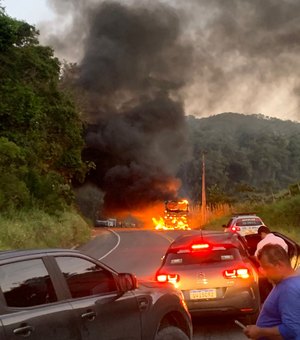 Vídeo: ônibus de companhia privada pega fogo em Matriz de Camaragibe