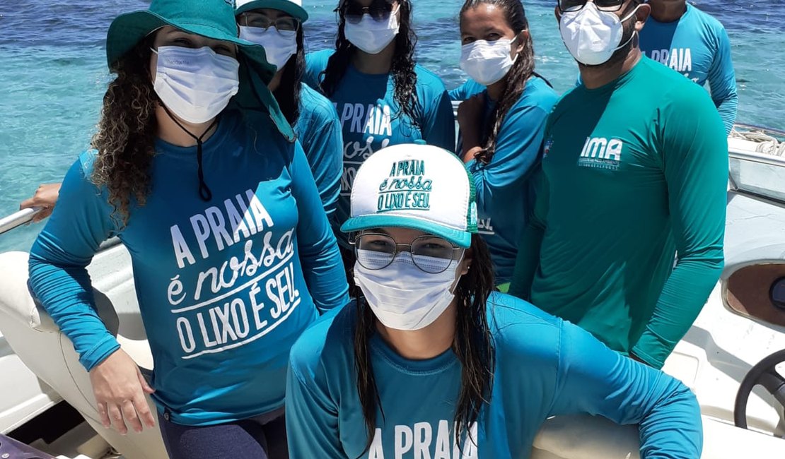Técnicos do IMA realizam ação educativa com frequentadores das piscinas naturais na Pajuçara