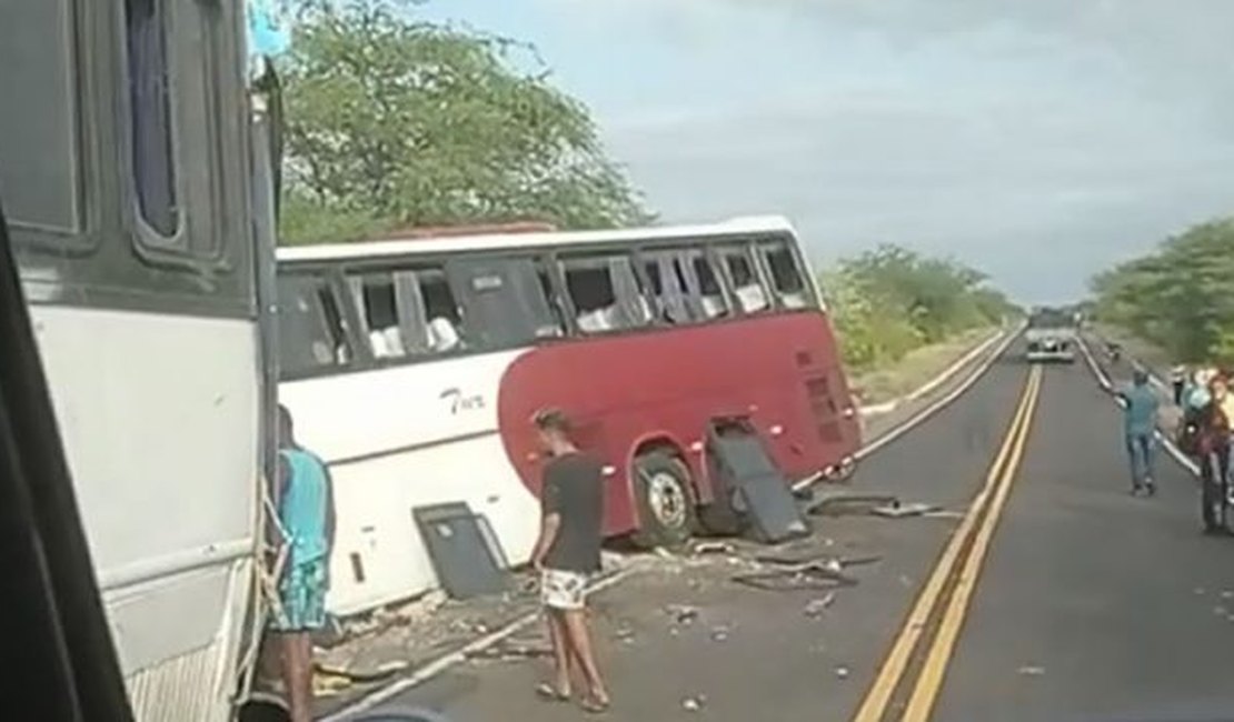 Acidente com dois ônibus de romeiros alagoanos deixa ao menos quatro mortos em Pernambuco
