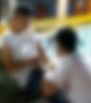 Vídeo supostamente gravado em cidade do agreste viraliza ao mostrar sexo oral entre jovens em plena praça pública